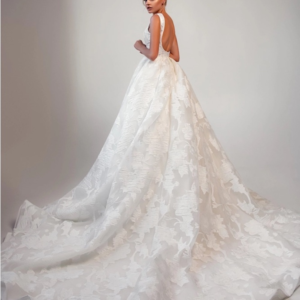 Eva Lendel “Camilla” Wedding Dress - Picture 9 of 9